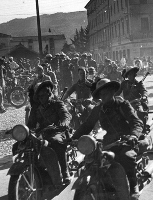 Bersaglieri attraversano Piazza A.Rossi di Schio (VI)